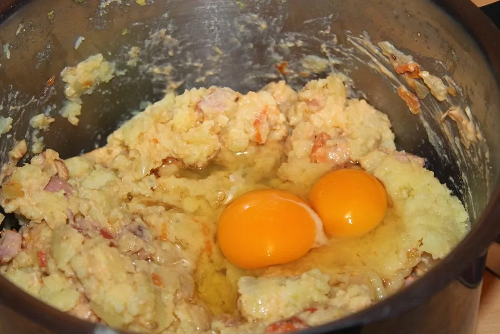 Sātīgie kartupeļu plācenīši ar cūkgaļu