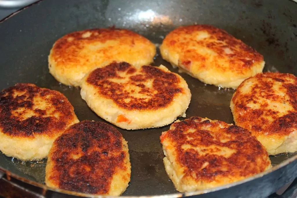 Sātīgie kartupeļu plācenīši ar cūkgaļu