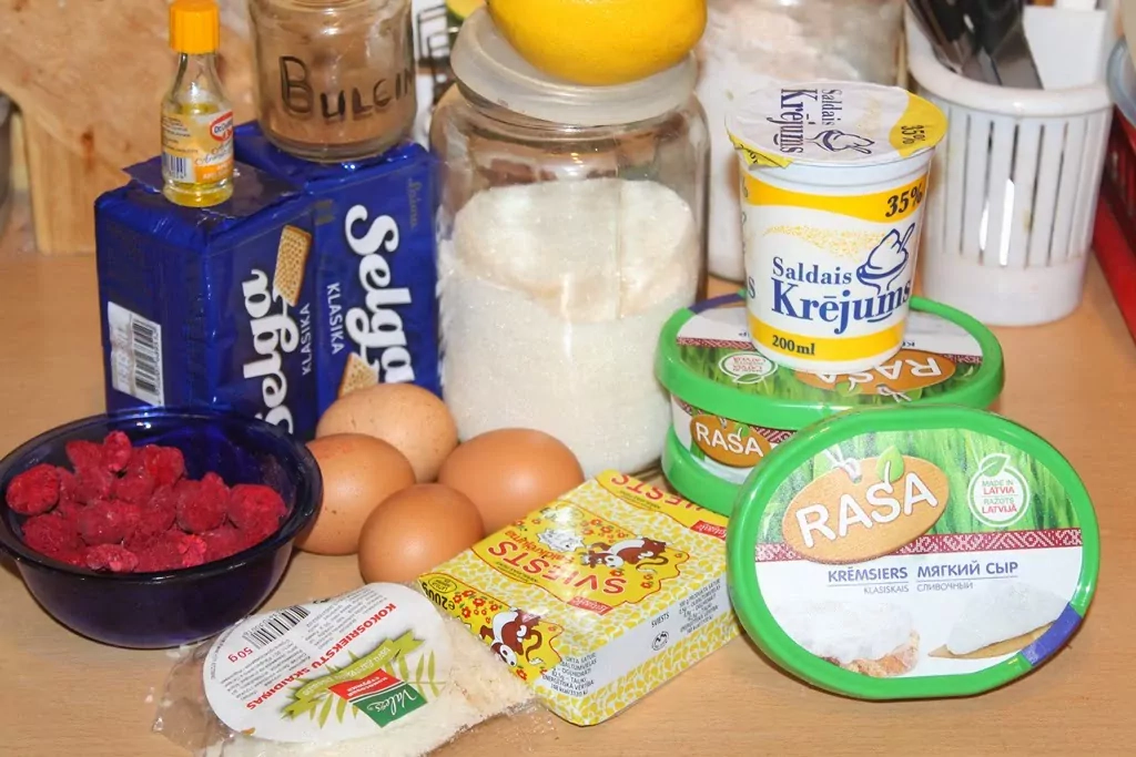 Ceptā siera kūka ar krēmsieru un saldo krējumu