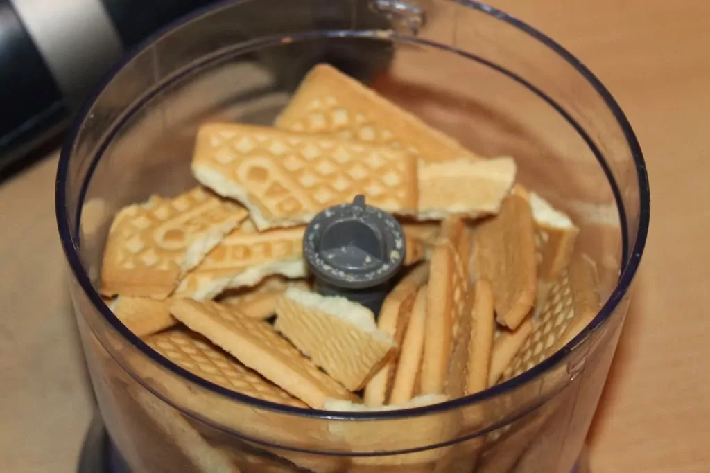 Ceptā siera kūka ar krēmsieru un saldo krējumu