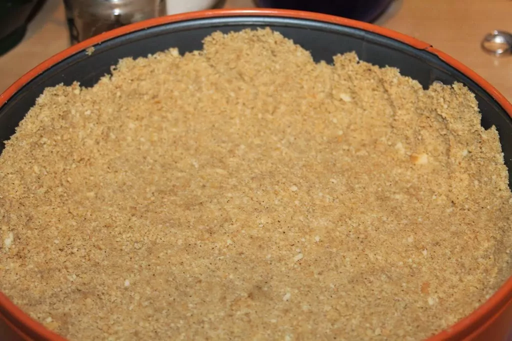 Ceptā siera kūka ar krēmsieru un saldo krējumu