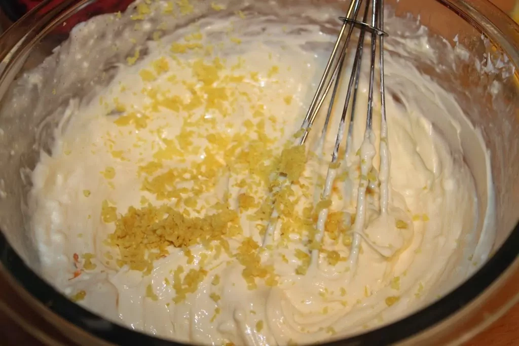 Ceptā siera kūka ar krēmsieru un saldo krējumu