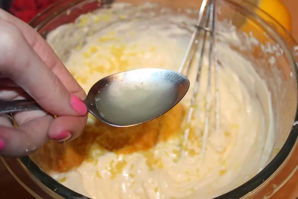 Ceptā siera kūka ar krēmsieru un saldo krējumu