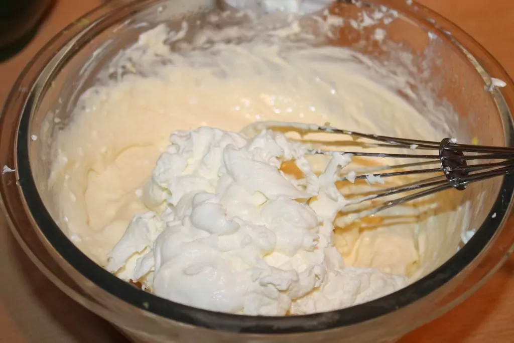 Ceptā siera kūka ar krēmsieru un saldo krējumu