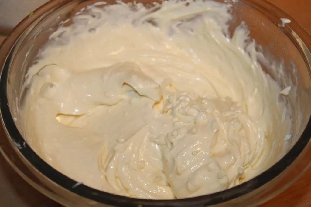 Ceptā siera kūka ar krēmsieru un saldo krējumu