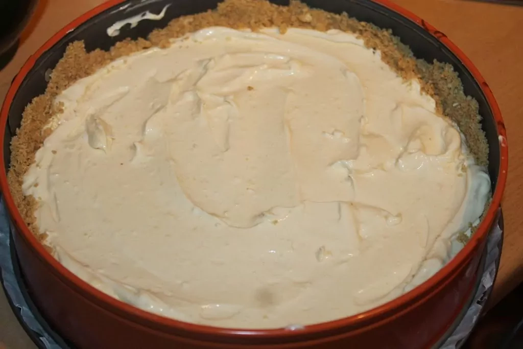 Ceptā siera kūka ar krēmsieru un saldo krējumu