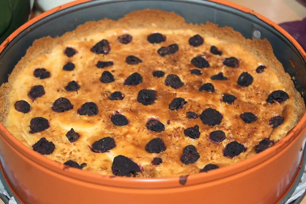 Ceptā siera kūka ar krēmsieru un saldo krējumu