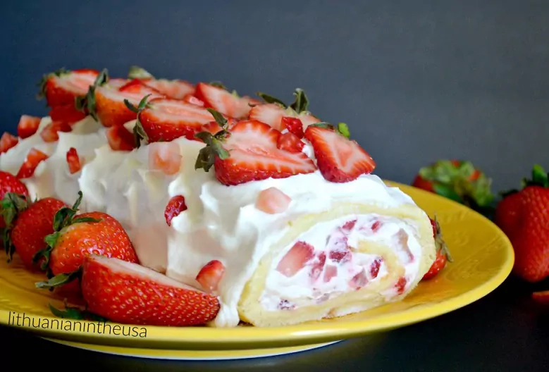 Vyniotinis su braškėmis ir grietinėle