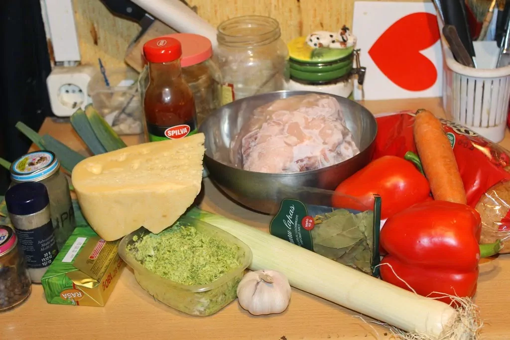 Sildošais vistas buljons ar grauzdiņiem