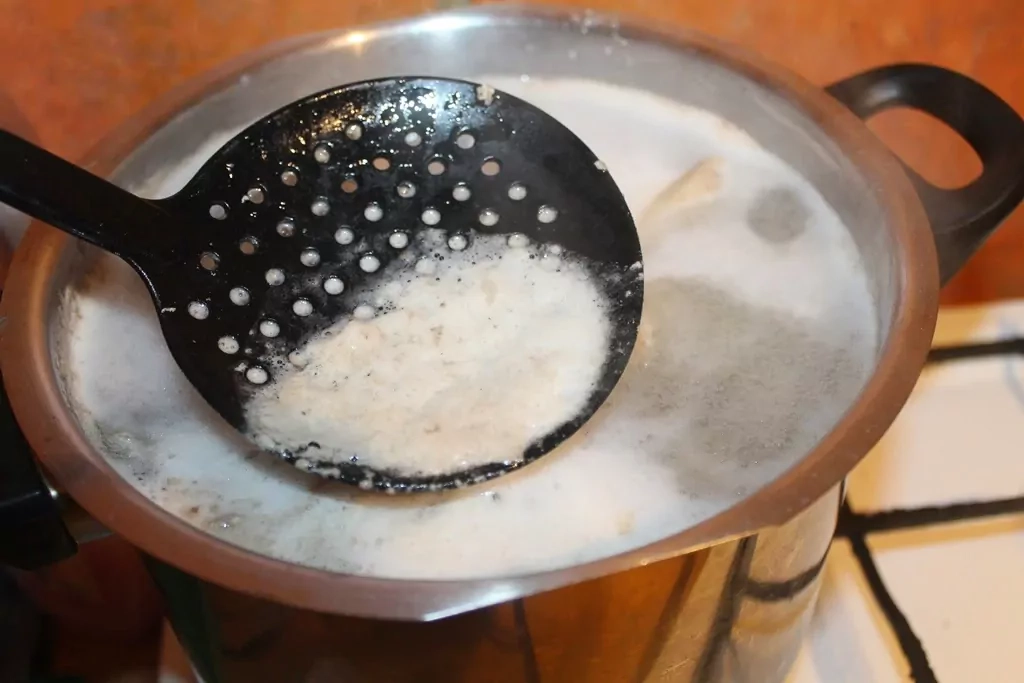 Sildošais vistas buljons ar grauzdiņiem