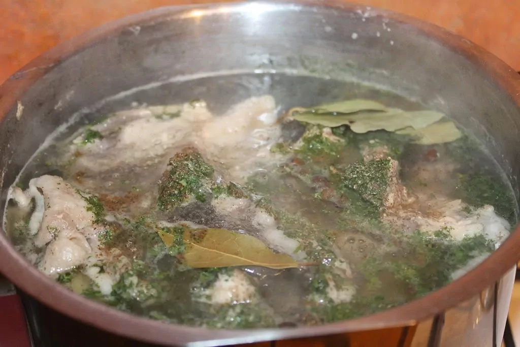 Sildošais vistas buljons ar grauzdiņiem