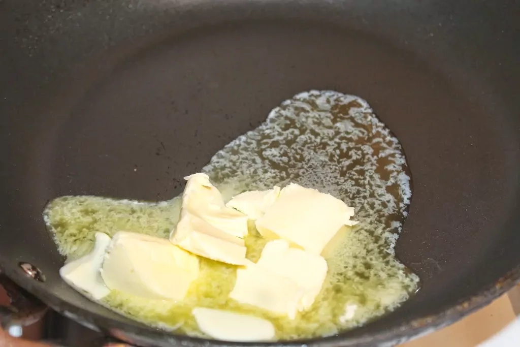 Sildošais vistas buljons ar grauzdiņiem