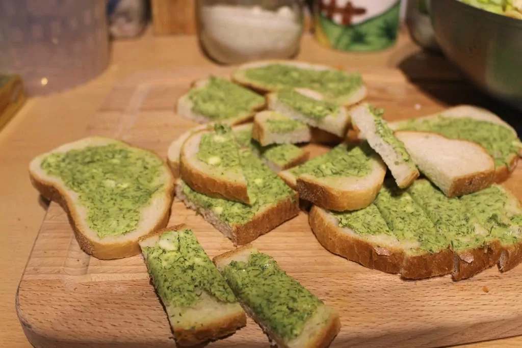 Sildošais vistas buljons ar grauzdiņiem