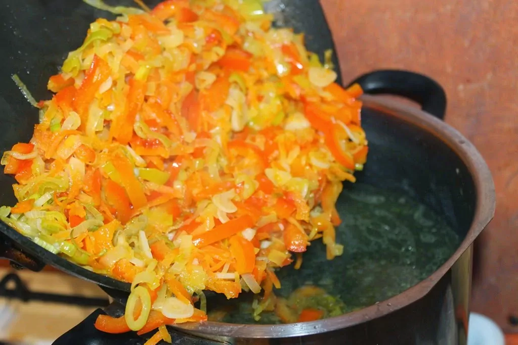 Sildošais vistas buljons ar grauzdiņiem