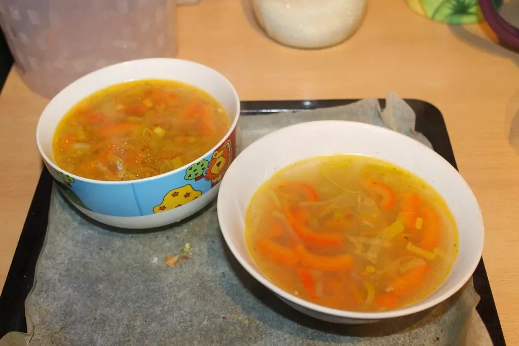 Sildošais vistas buljons ar grauzdiņiem