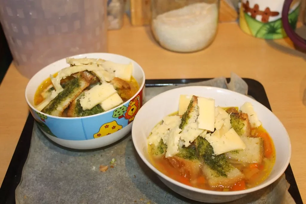 Sildošais vistas buljons ar grauzdiņiem