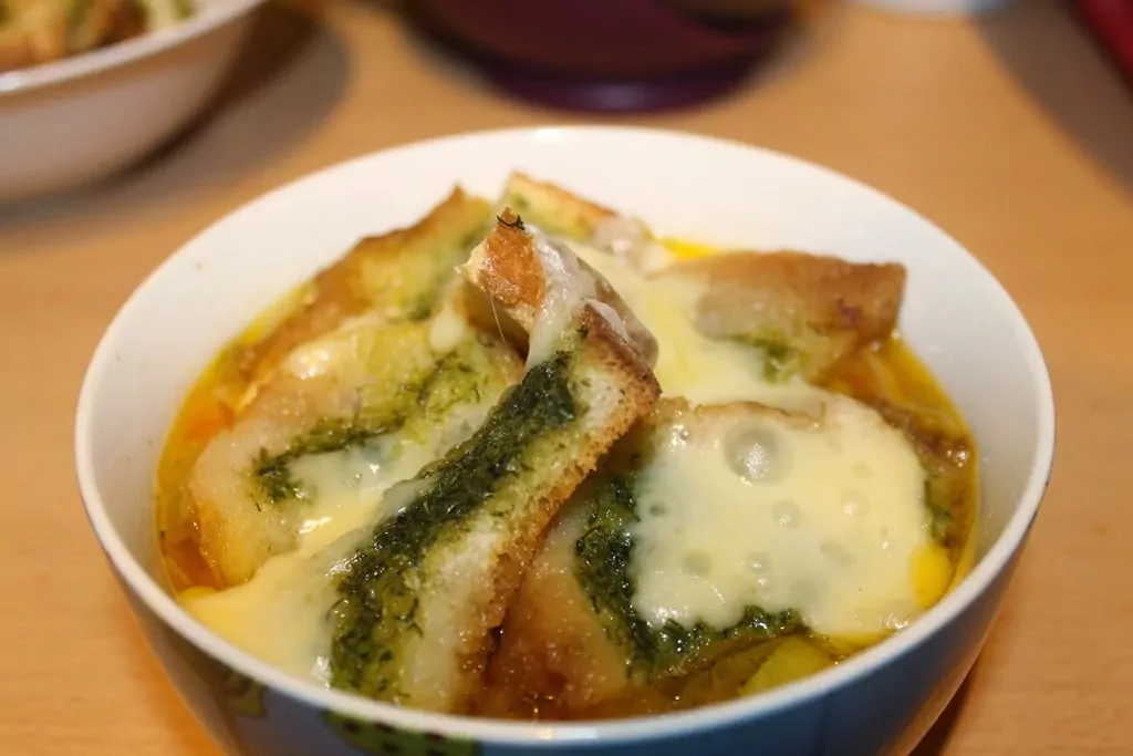 Sildošais vistas buljons ar grauzdiņiem