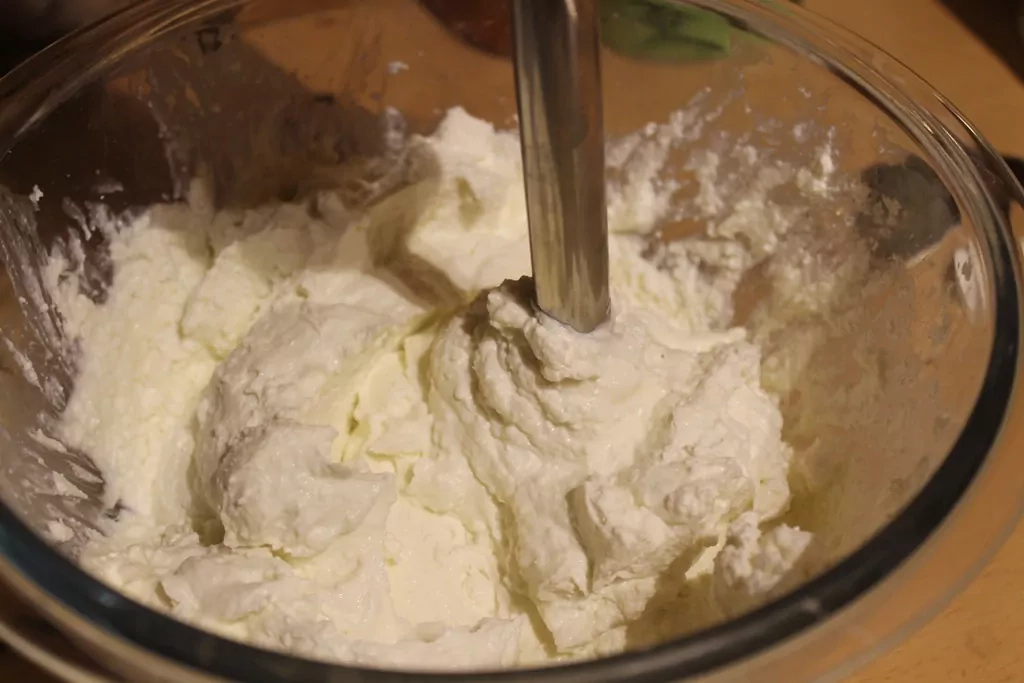 Biezpiena - baltās šokolādes kūka