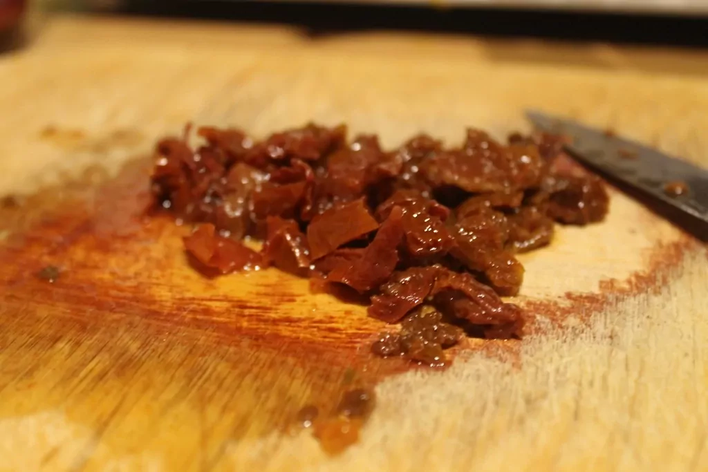 Grūbas ar olu un saulē kaltētiem tomātiem