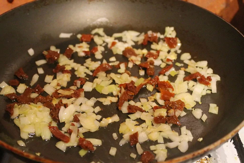 Grūbas ar olu un saulē kaltētiem tomātiem