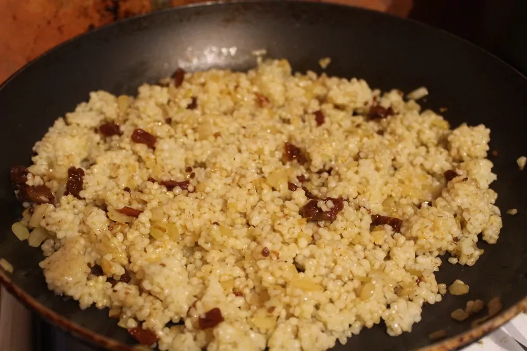 Grūbas ar olu un saulē kaltētiem tomātiem