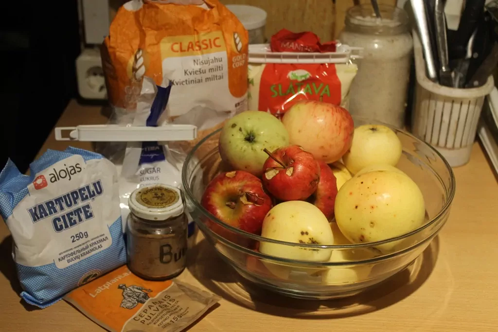 Siltais ābolu pīrāgs ar mannu