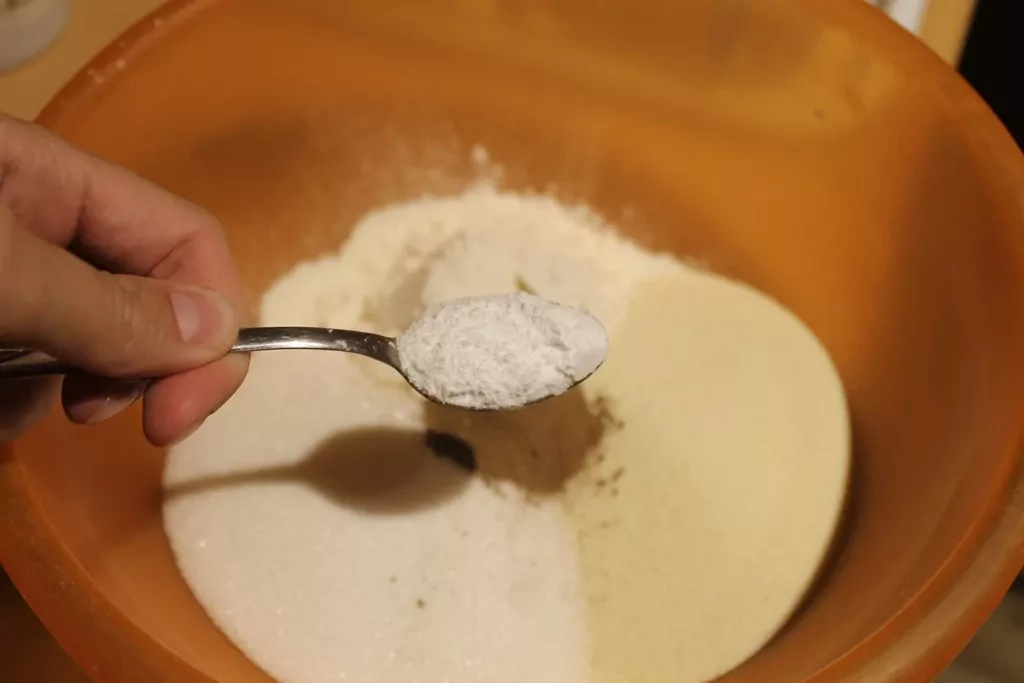 Siltais ābolu pīrāgs ar mannu