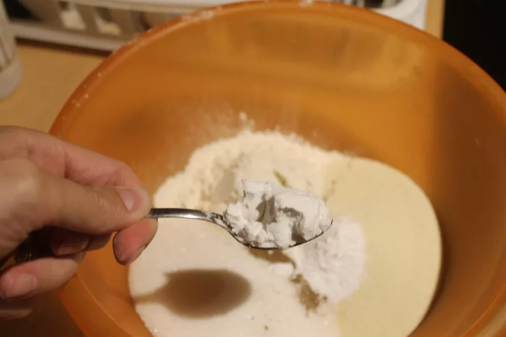 Siltais ābolu pīrāgs ar mannu