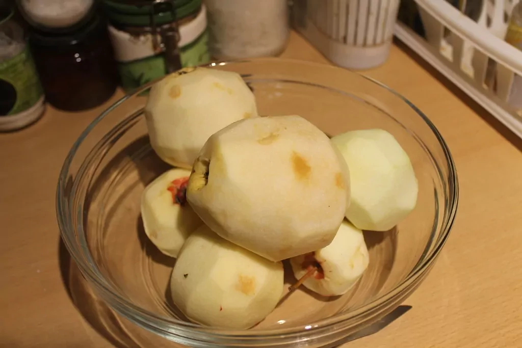 Siltais ābolu pīrāgs ar mannu