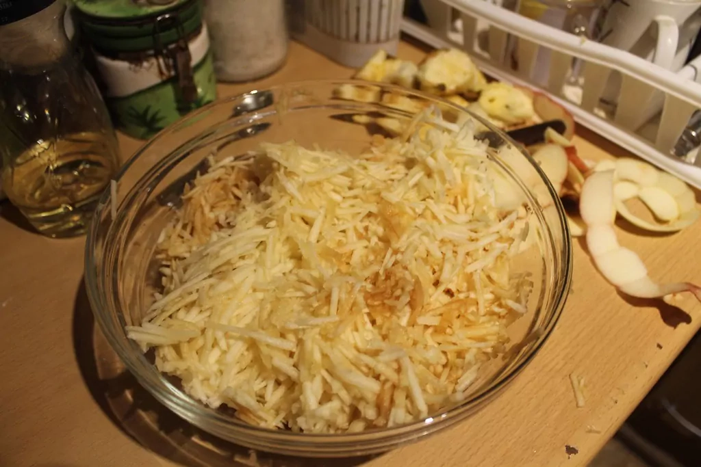 Siltais ābolu pīrāgs ar mannu