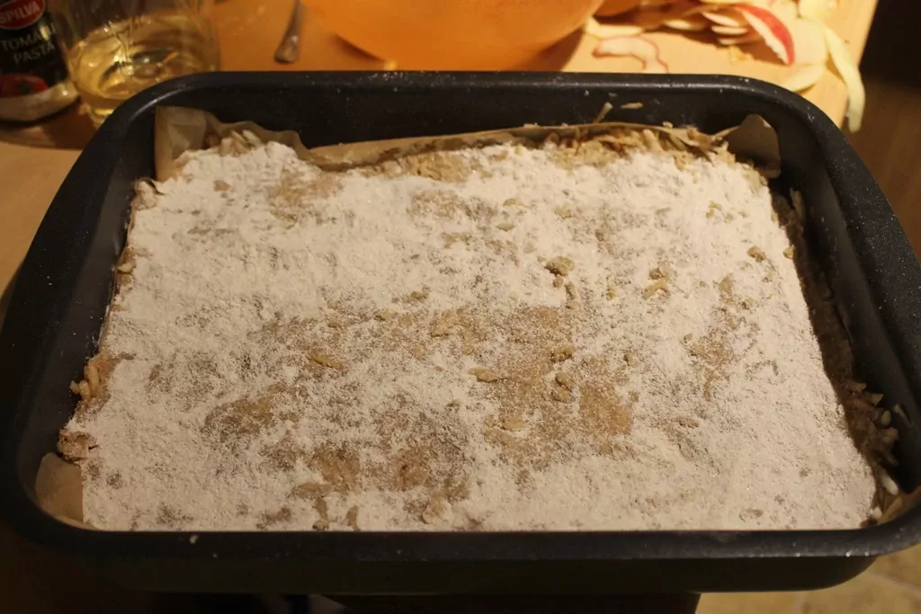 Siltais ābolu pīrāgs ar mannu