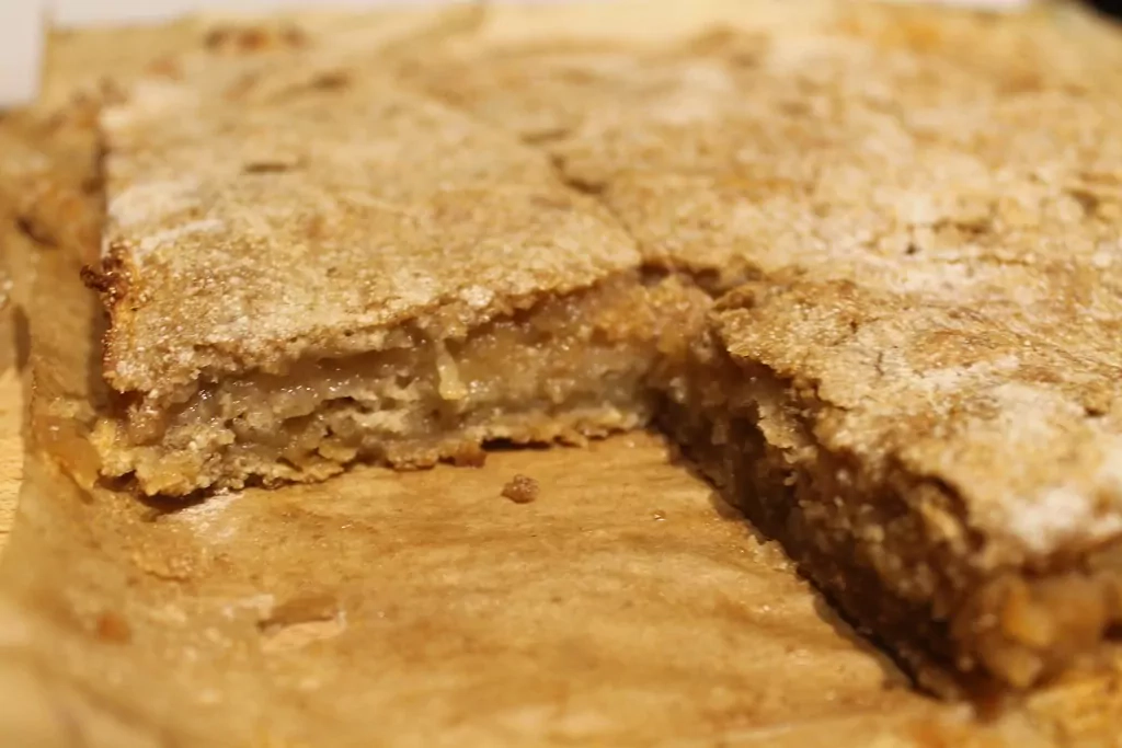 Siltais ābolu pīrāgs ar mannu