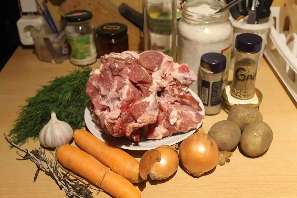 Zemnieku sautējums ar jēra gaļu, sīpoliem, burkāniem un kartupeļiem