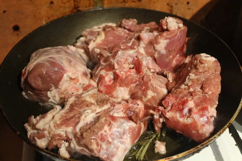 Zemnieku sautējums ar jēra gaļu, sīpoliem, burkāniem un kartupeļiem