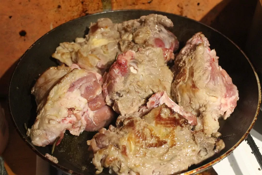 Zemnieku sautējums ar jēra gaļu, sīpoliem, burkāniem un kartupeļiem