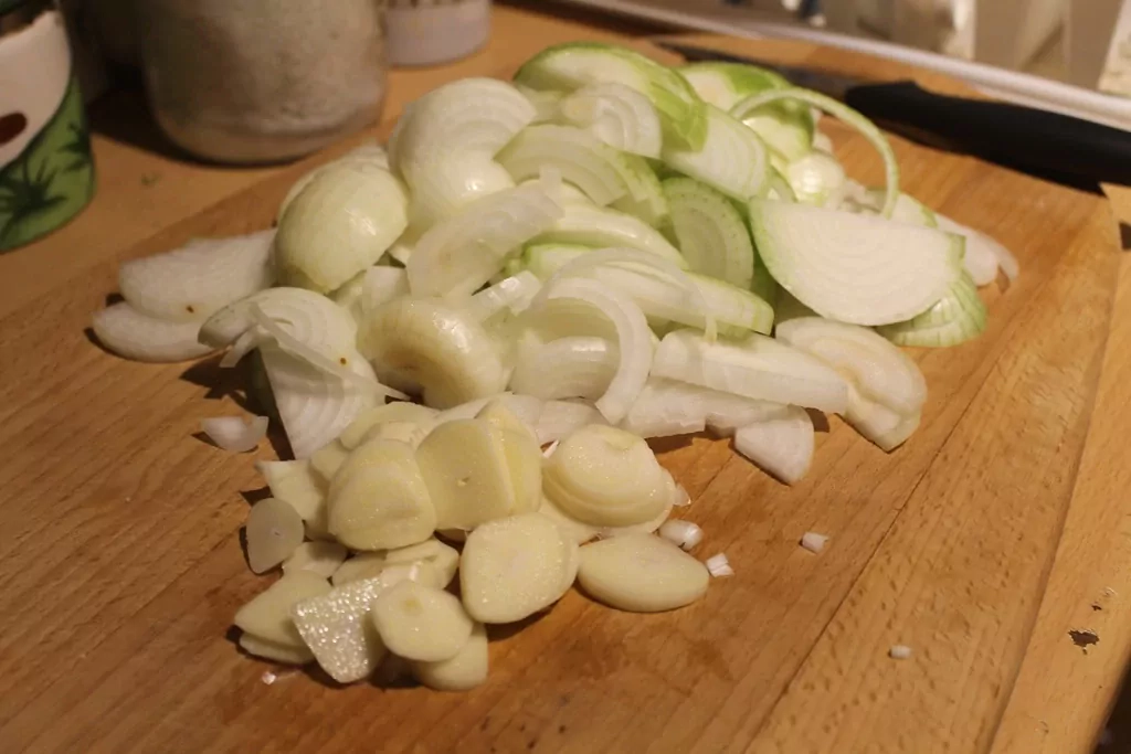 Zemnieku sautējums ar jēra gaļu, sīpoliem, burkāniem un kartupeļiem