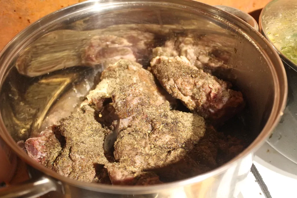 Zemnieku sautējums ar jēra gaļu, sīpoliem, burkāniem un kartupeļiem