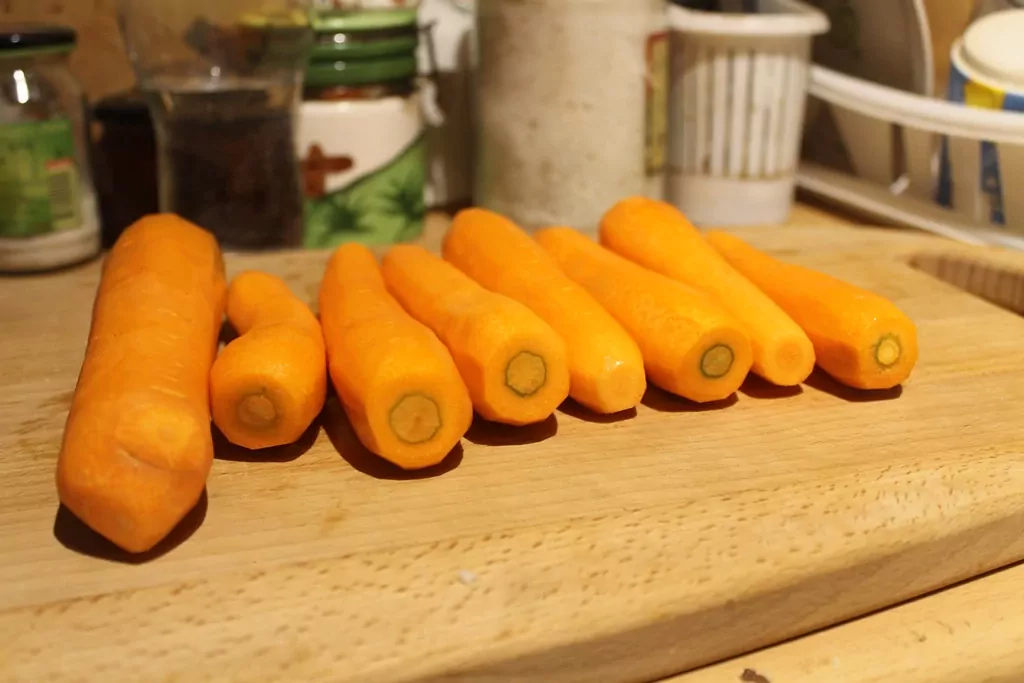 Zemnieku sautējums ar jēra gaļu, sīpoliem, burkāniem un kartupeļiem