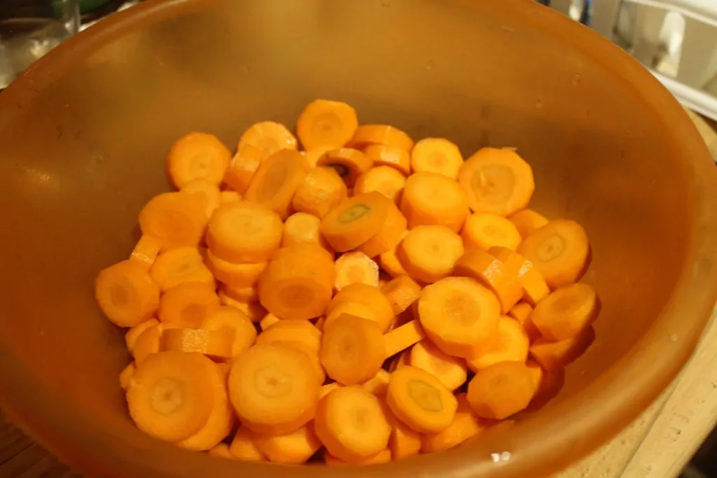 Zemnieku sautējums ar jēra gaļu, sīpoliem, burkāniem un kartupeļiem