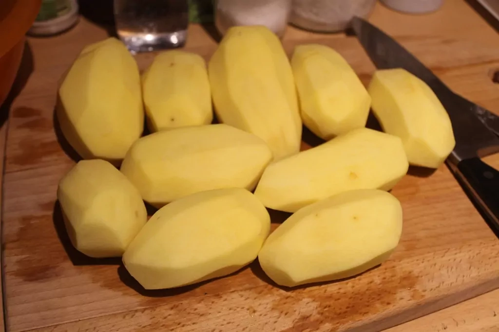 Zemnieku sautējums ar jēra gaļu, sīpoliem, burkāniem un kartupeļiem