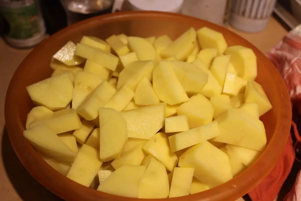 Zemnieku sautējums ar jēra gaļu, sīpoliem, burkāniem un kartupeļiem