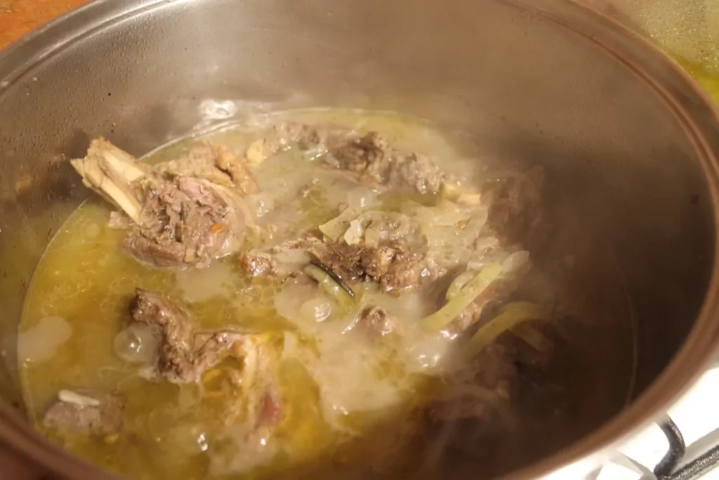 Zemnieku sautējums ar jēra gaļu, sīpoliem, burkāniem un kartupeļiem