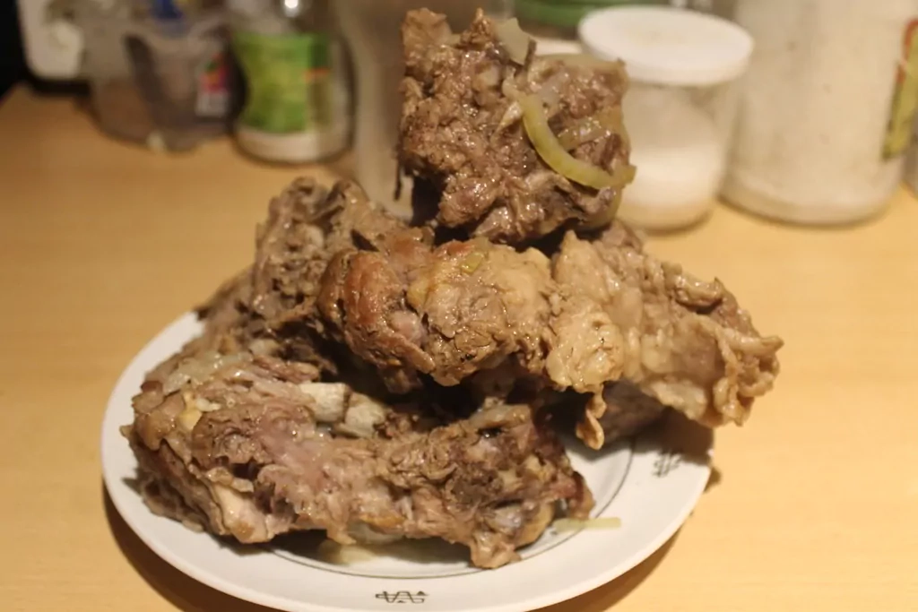 Zemnieku sautējums ar jēra gaļu, sīpoliem, burkāniem un kartupeļiem