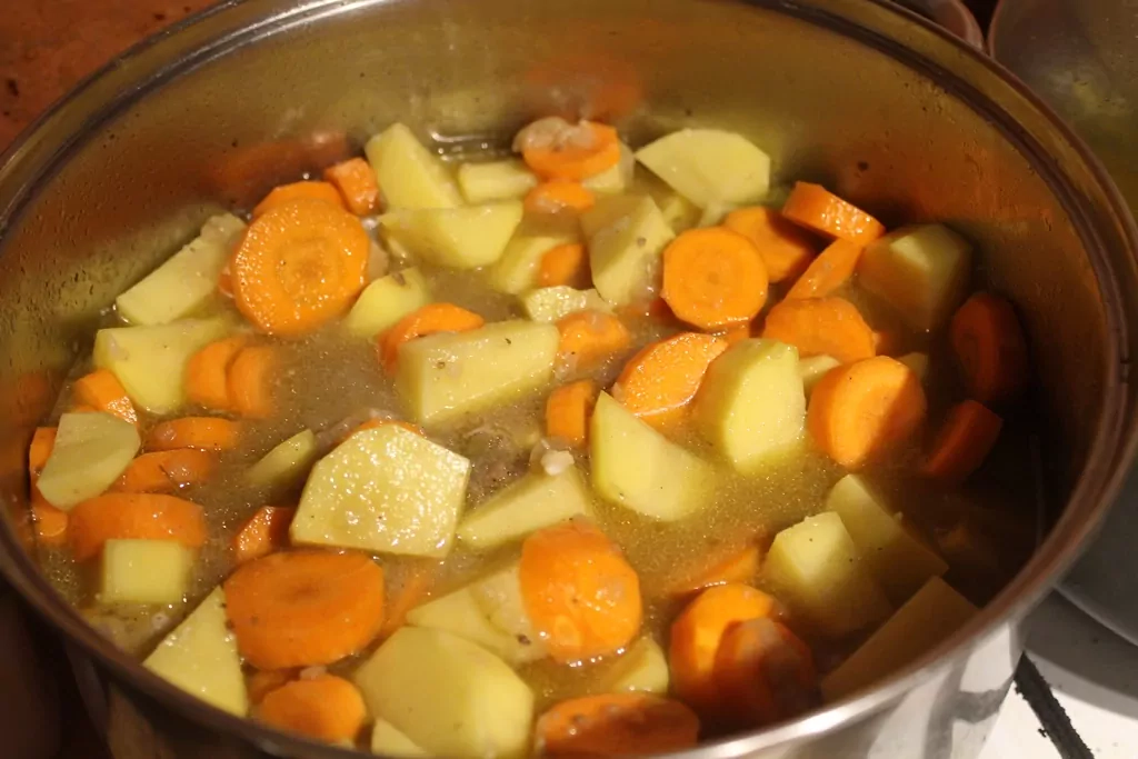 Zemnieku sautējums ar jēra gaļu, sīpoliem, burkāniem un kartupeļiem