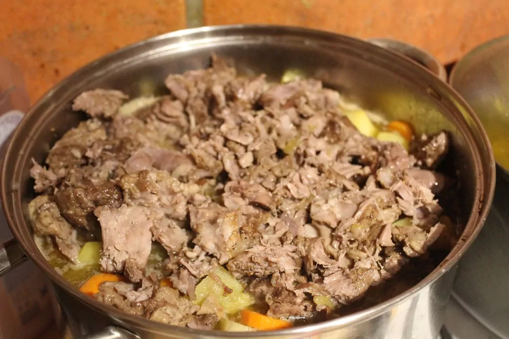 Zemnieku sautējums ar jēra gaļu, sīpoliem, burkāniem un kartupeļiem