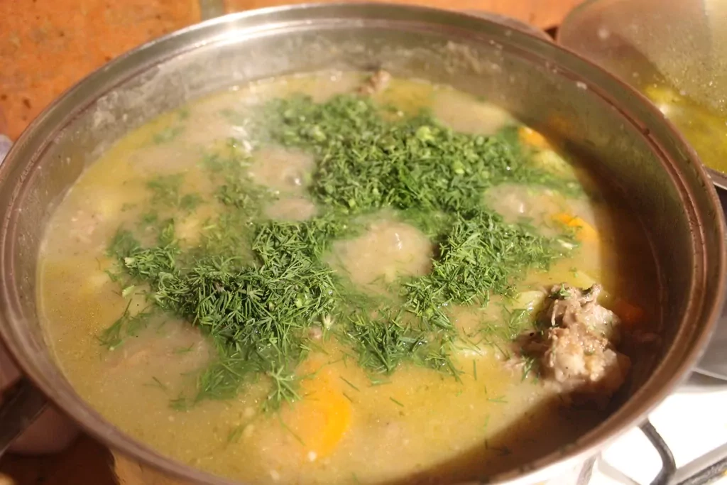 Zemnieku sautējums ar jēra gaļu, sīpoliem, burkāniem un kartupeļiem