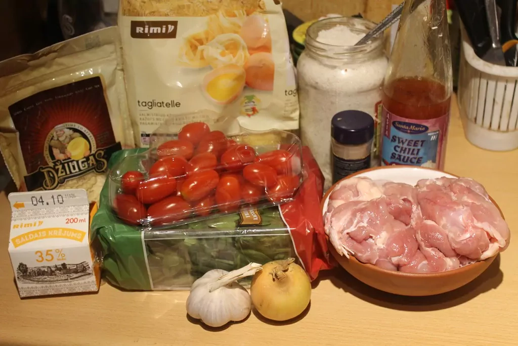 Pasta ar vistu, spinātiem un tomātiem