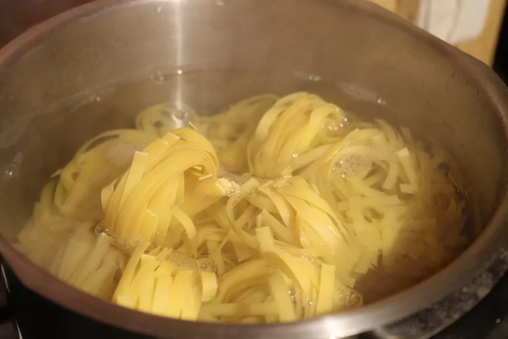 Pasta ar vistu, spinātiem un tomātiem