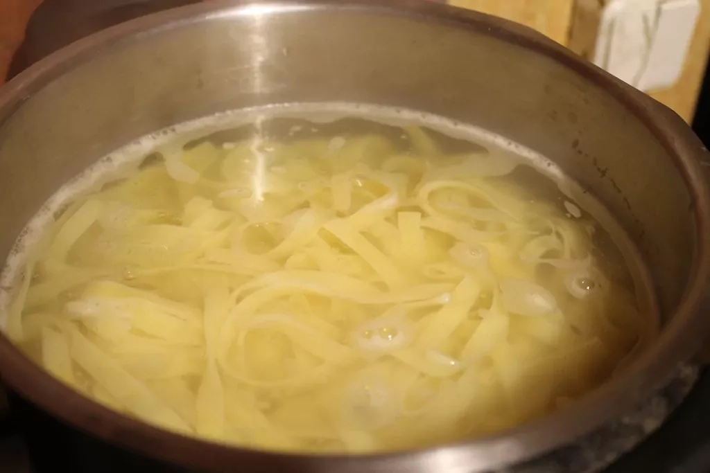 Pasta ar vistu, spinātiem un tomātiem