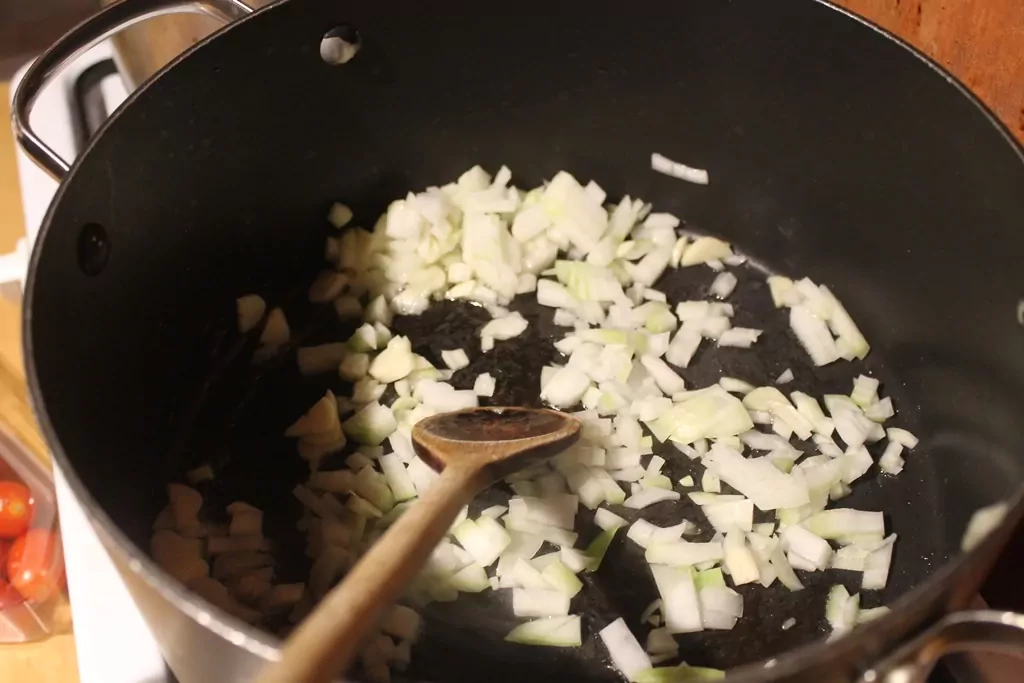 Pasta ar vistu, spinātiem un tomātiem